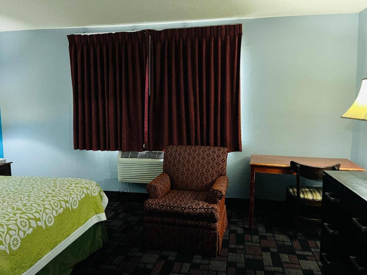 Rodeway Inn Whitehall Exterior photo