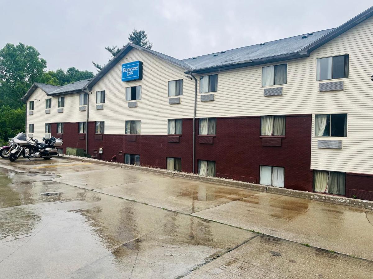 Rodeway Inn Whitehall Exterior photo