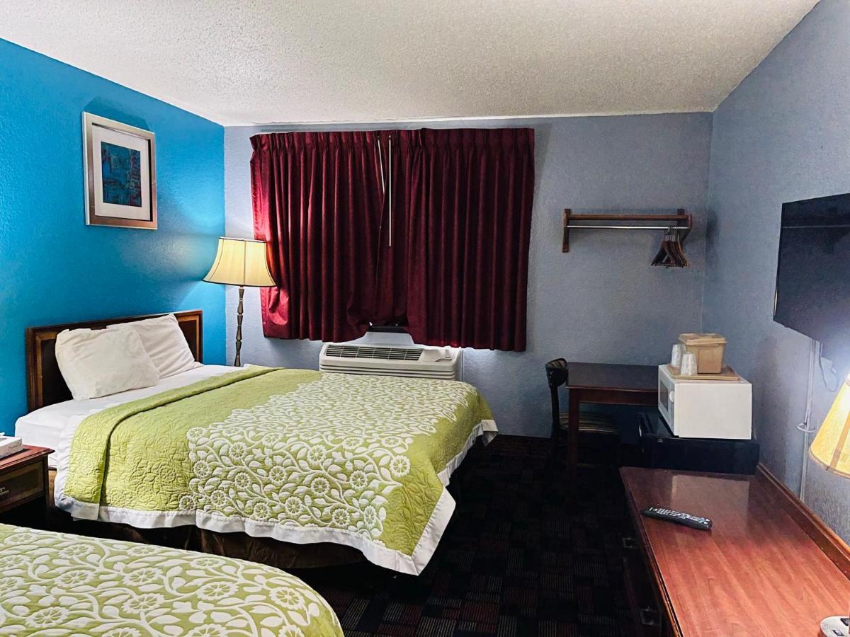 Rodeway Inn Whitehall Exterior photo