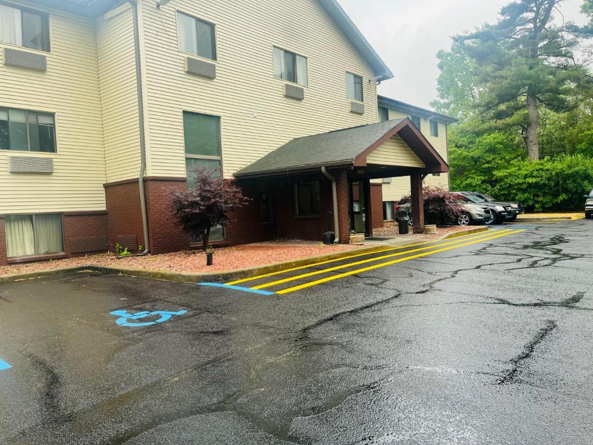 Rodeway Inn Whitehall Exterior photo