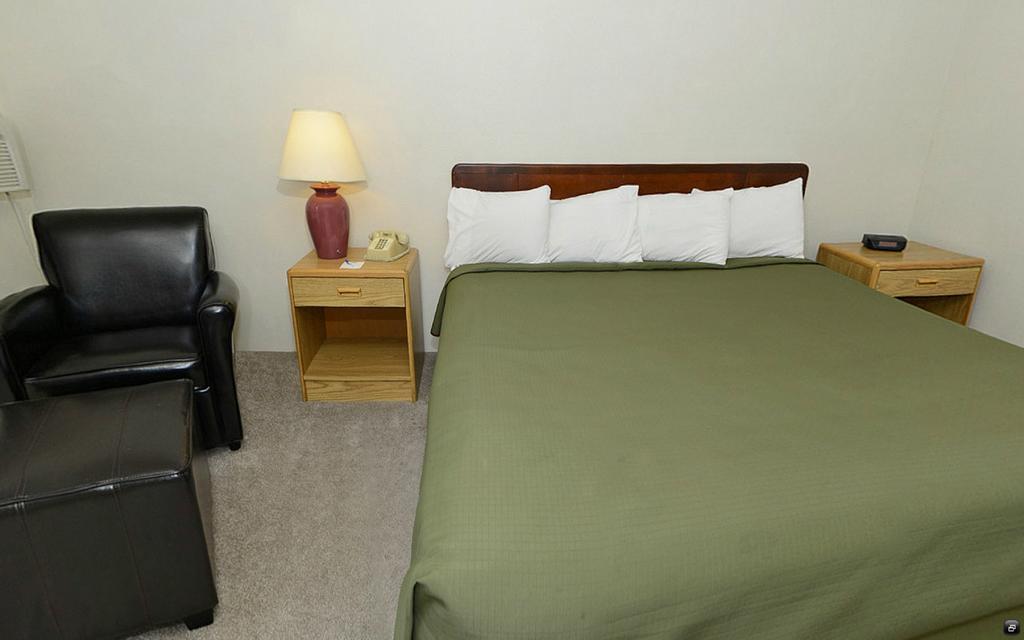 Rodeway Inn Whitehall Room photo