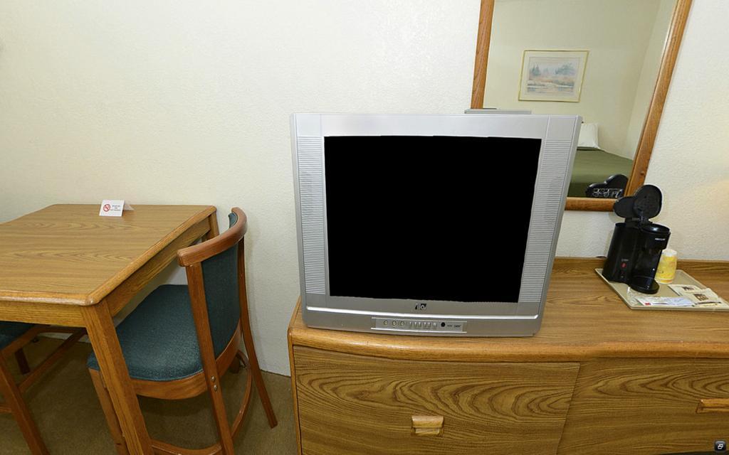 Rodeway Inn Whitehall Room photo